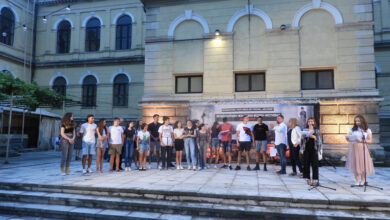 Ученици от Етрополе арлекин