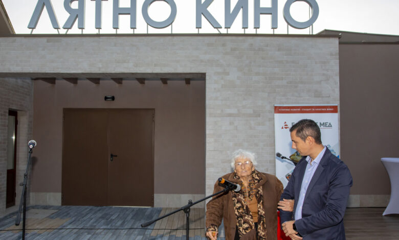 Режисьорката Иванка Гръбчева благодари на проф. Вутов за направената инвестиция и каза, че за нея киното в Етрополе е сбъдната мечта.