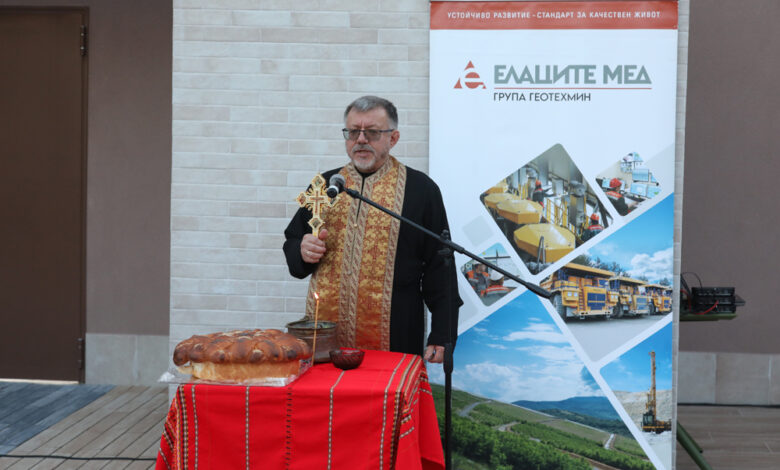 Отец Емил от Етрополския манастир отслужи водосвет за здраве и късмет.