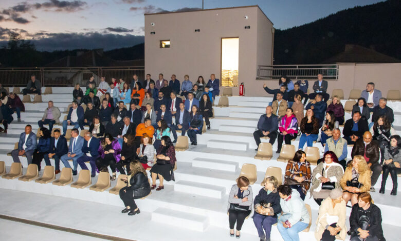 Първата прожекция в лятното кино бе на филма „Голата истина за група Жигули“.